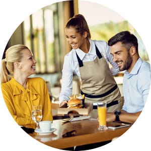 jovem garconete feliz servindo comida aos hospedes em um restaurante